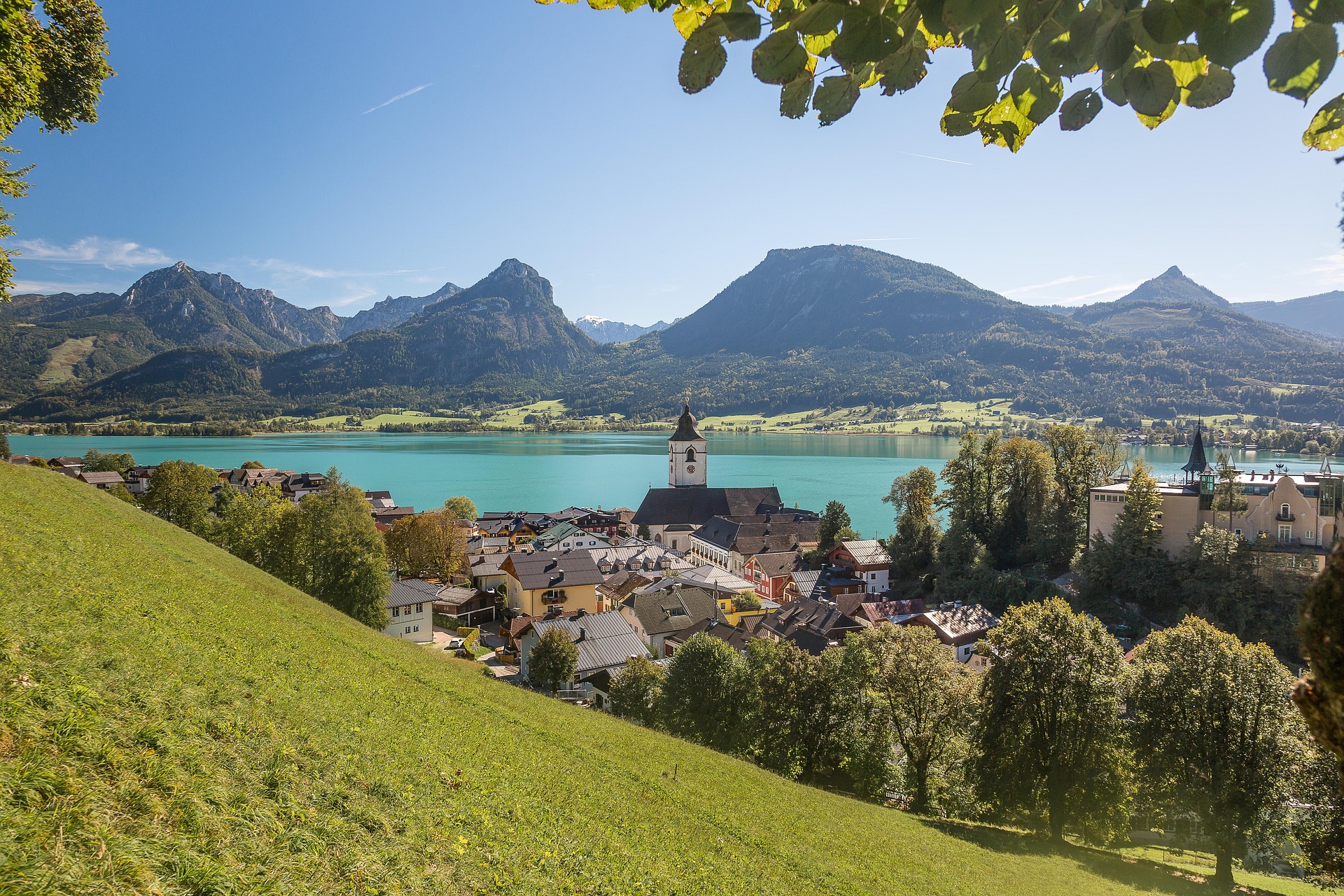 Panorama von St. Wolfgang am türkisblauen Wolfgangsee mit Wallfahrtskirche und Schafberg im Hintergrund