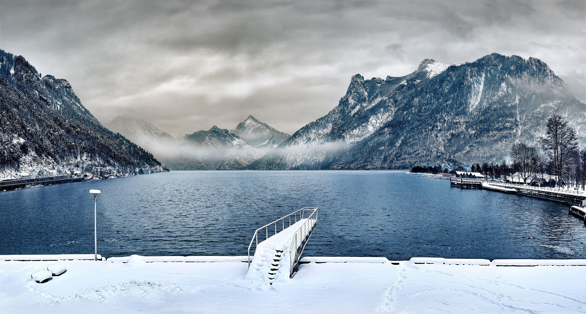 Winterpanorama am Traunsee bei Ebensee mit verschneitem Steg, Traunstein und Höllengebirge