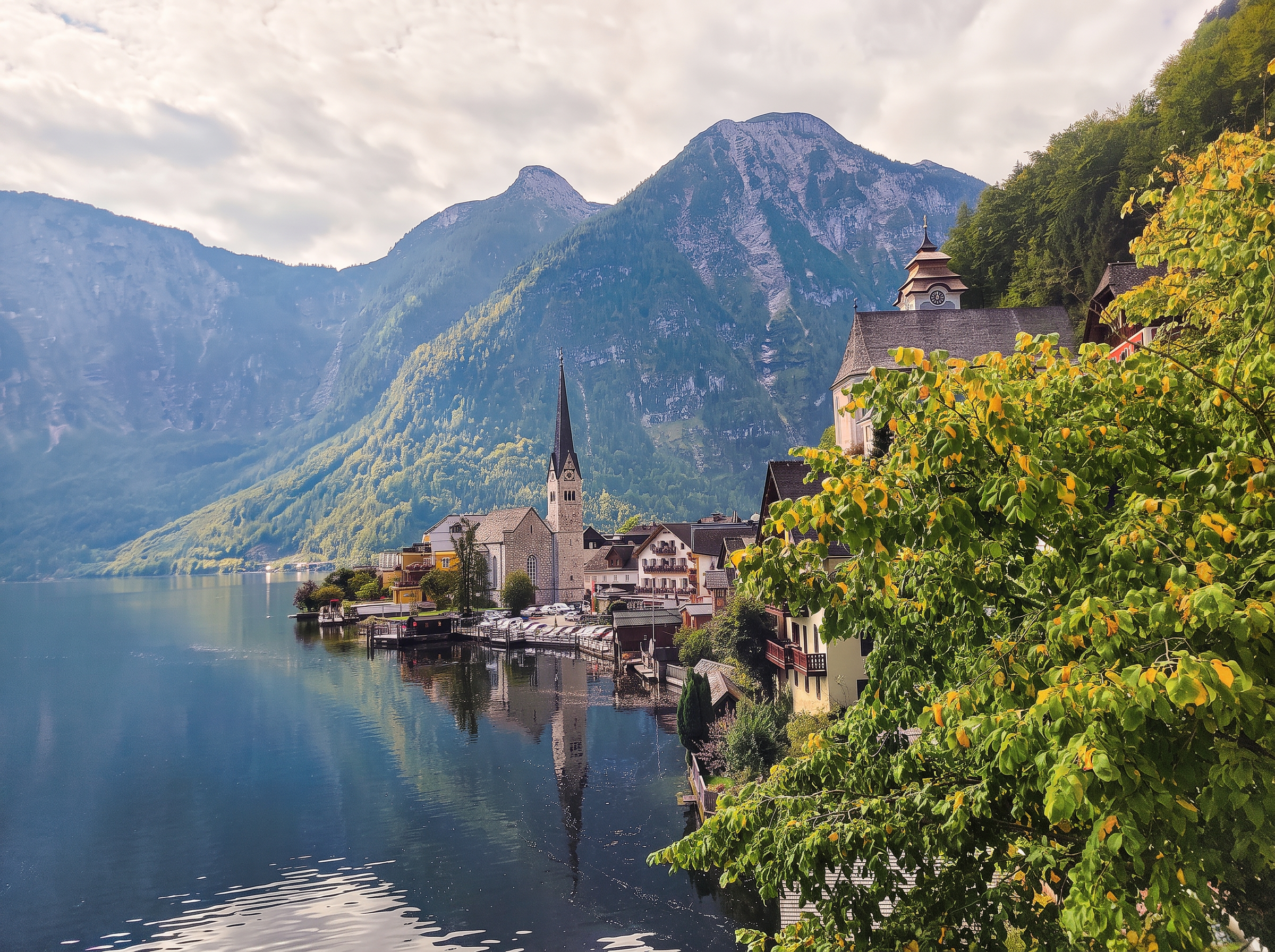 Hallstatt am Hallstättersee mit evangelischer Kirche, Bergpanorama und UNESCO-Welterbe-Ortskern